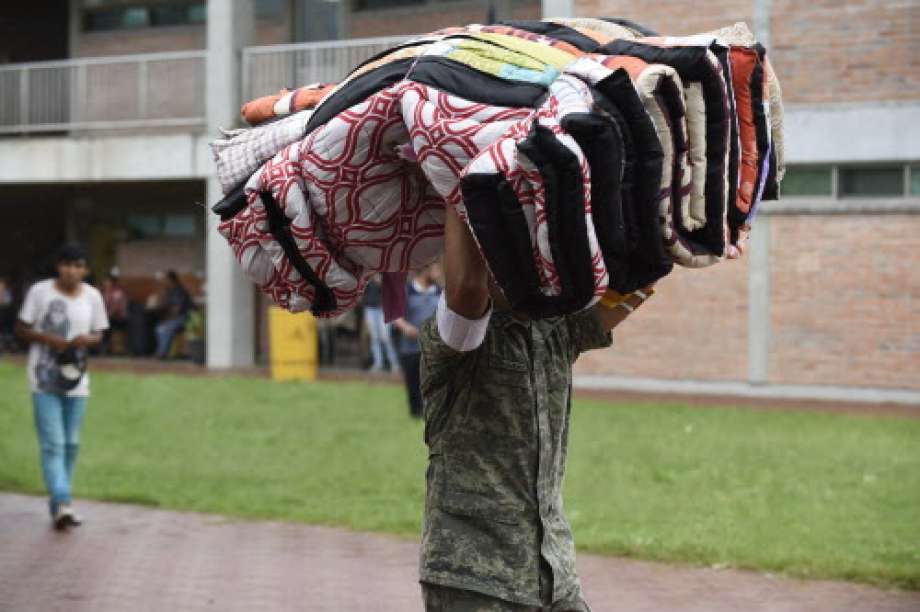 A soldier carries blankets at an improvised shelter in Escuinapa, Sinaloa state, Mexico, on October 23, 2018, before the arrival of Hurricane Willa. Photo: ALFREDO ESTRELLA, AFP/Getty Images / AFP or licensors