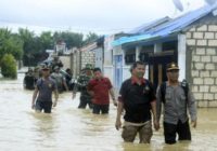 Flash floods, earthquake in Indonesia kill over 80