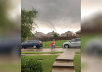 Teacher warns parents as tornado nears pickup line