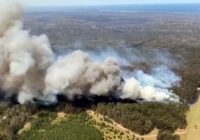 Raging wildfires trap 4,000 at Australian town’s waterfront