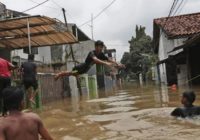 Thousands caught in floods in Indonesia's sinking capital