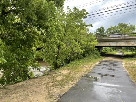 Crabtree Creek is within its banks here under Wake Forest Rd. in #Raleigh. The heavy rains earlier today did push the creek up to 6.61 ft. at the gauge by Crabtree Valley Mall, but that’s nowhere near 18 ft. flood stage. 