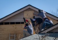 'Vamos a salir adelante': Vecinos ponen manos a la obra para reparar daños causados por tornado en Round Rock