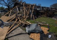 Sobrevivientes del tornado siguen necesitando ayuda mientras continúa la evaluación de los daños en el condado de Williamson